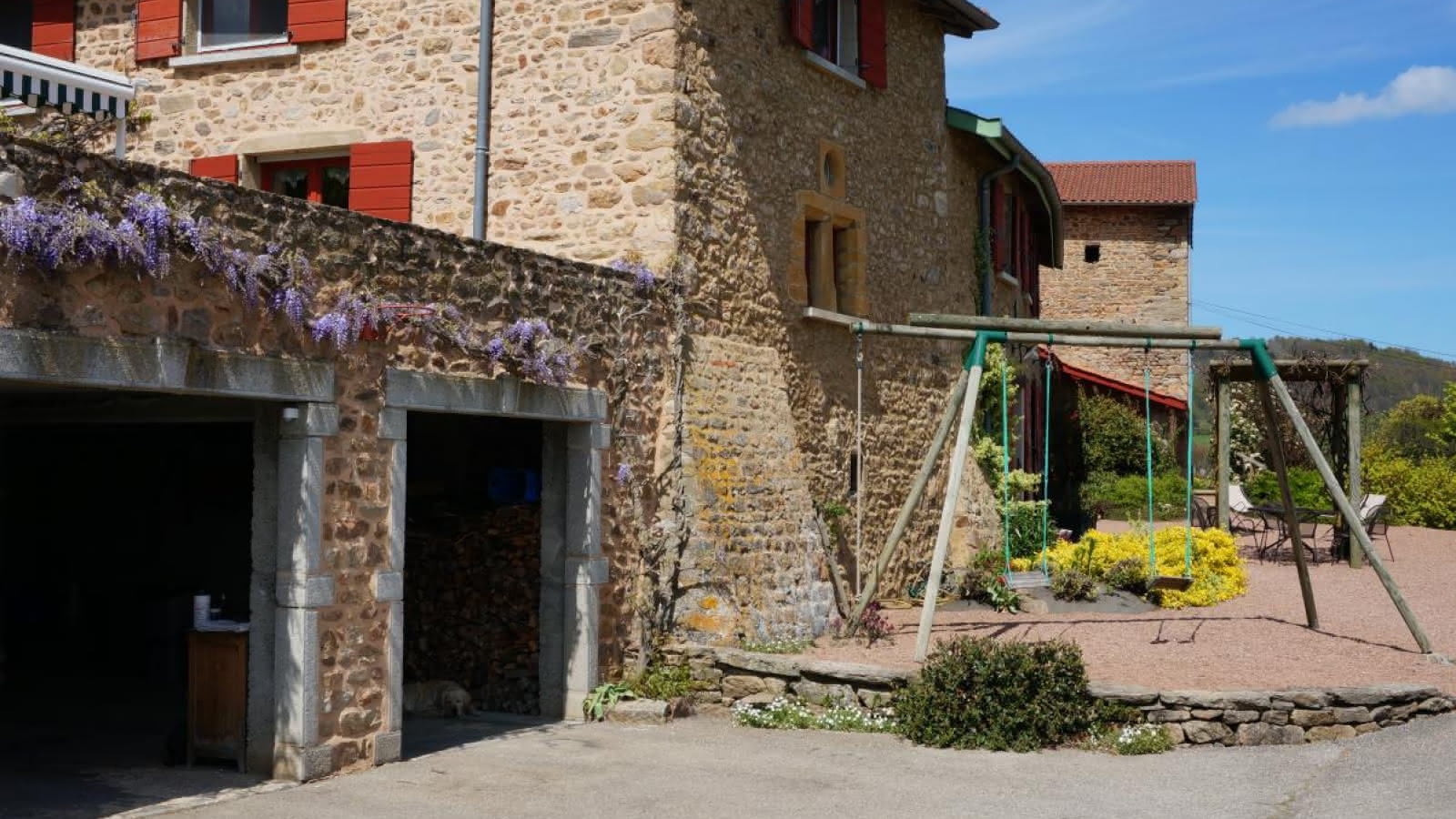 Chambres d'hôtes de 'La Ferme du Thiollet' à MONTROMANT (Rhône-Monts du Lyonnais): les espaces extérieurs.