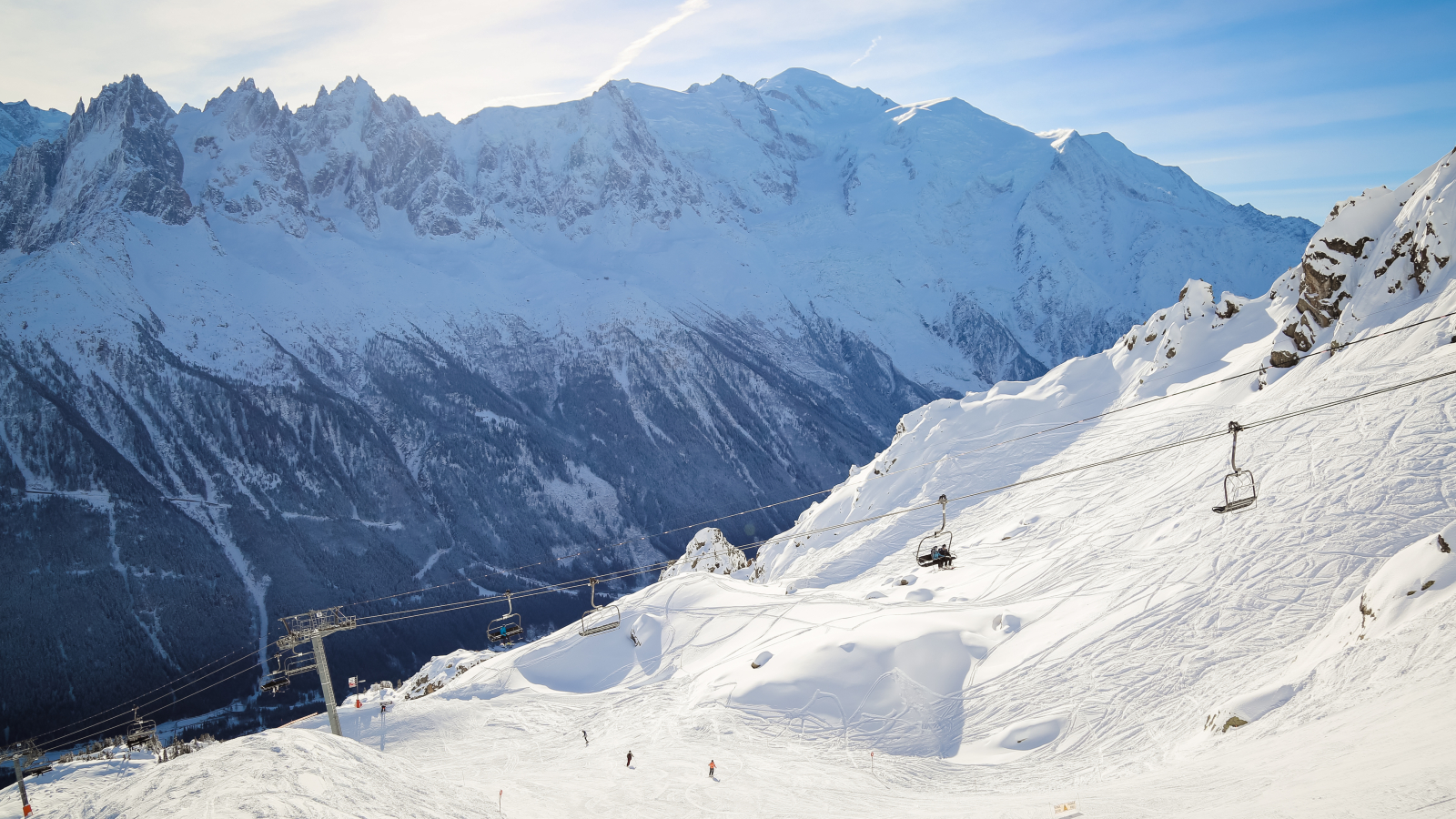 Vue pistes et télésiège avec vue Mont Blanc