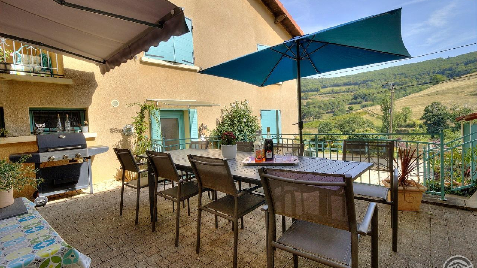 Chambres d'hôtes chez le vigneron 'Le Relais du Colombier' à Marchampt dans le Beaujolais - Rhône : la terrasse.