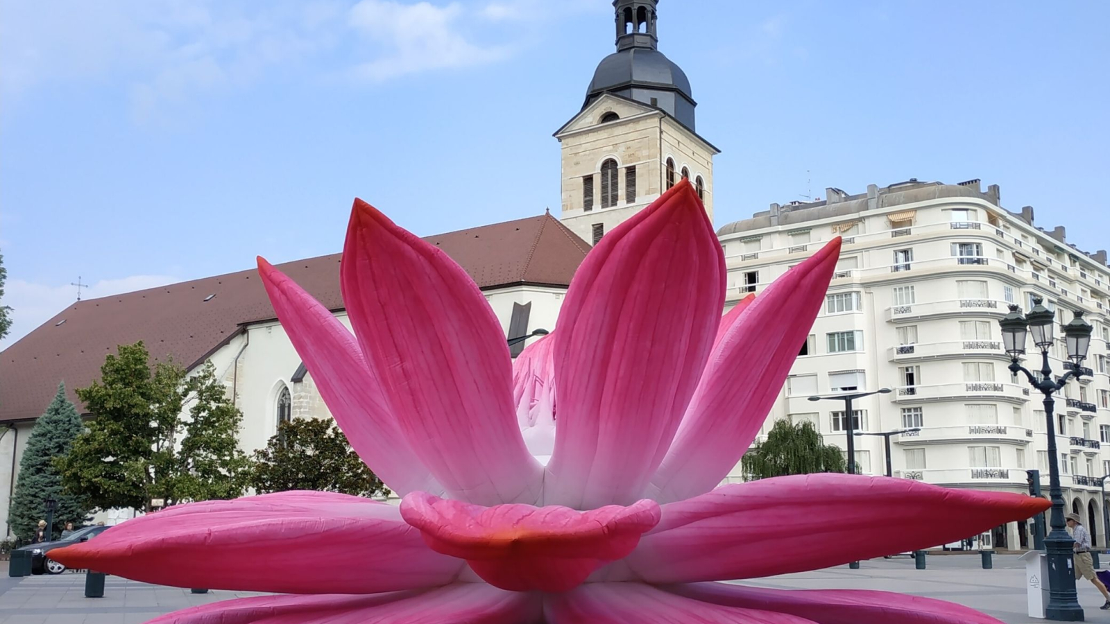 Annecy fleur parvis hôtel de ville