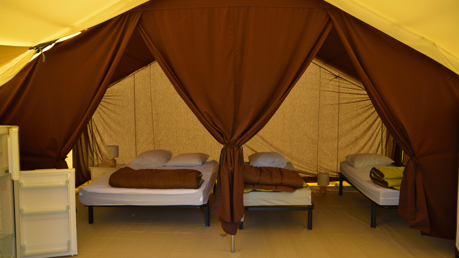 Tente lodge vue depuis l'entrée au Camping Détente & Clapotis à Montferrat au bord du lac de Paladru