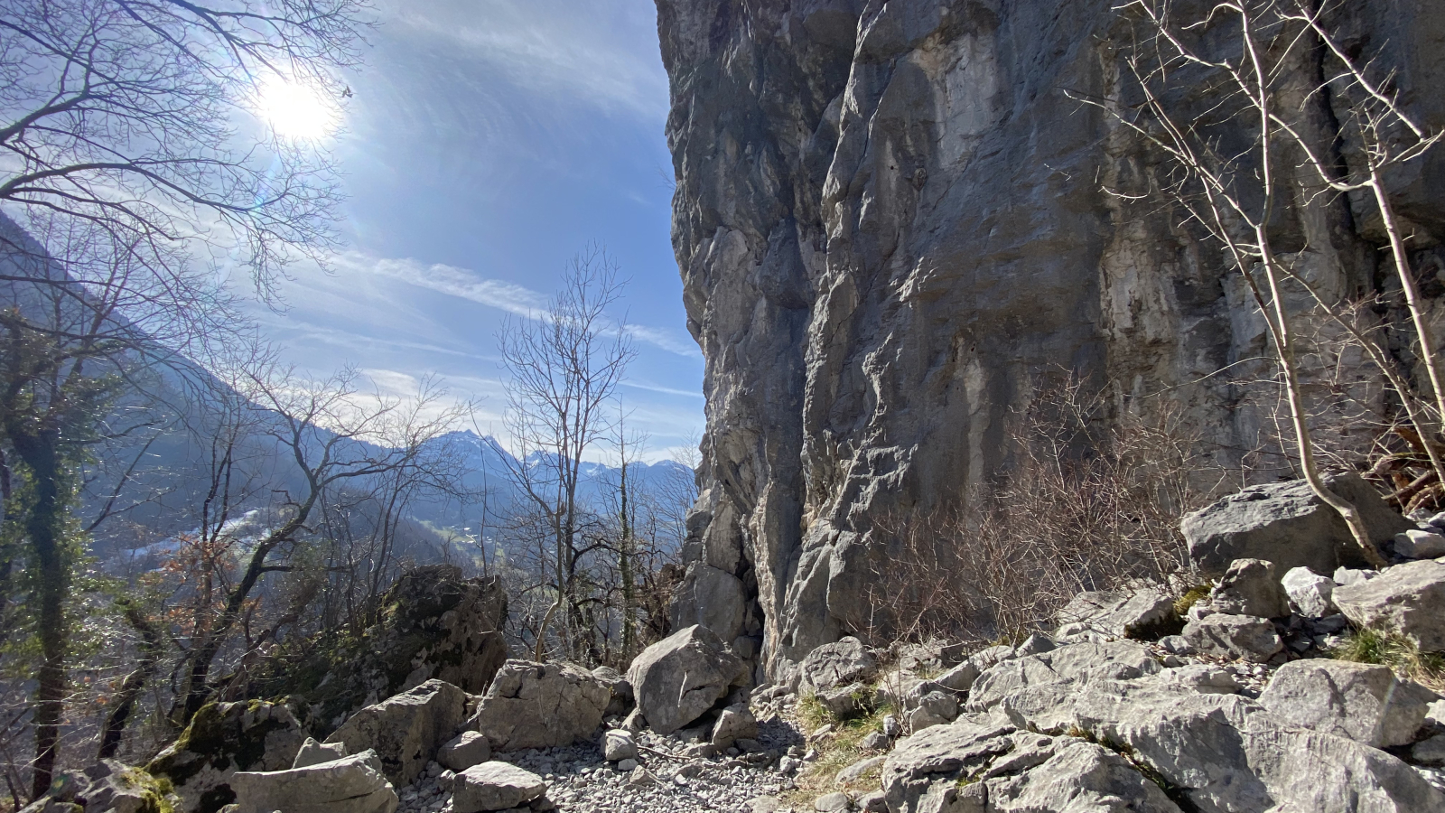 rocher et voies d'escalade