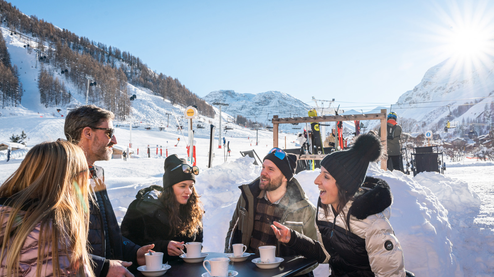 Amis qui partage un café en terrasse - Le Solstice Val d'Isère