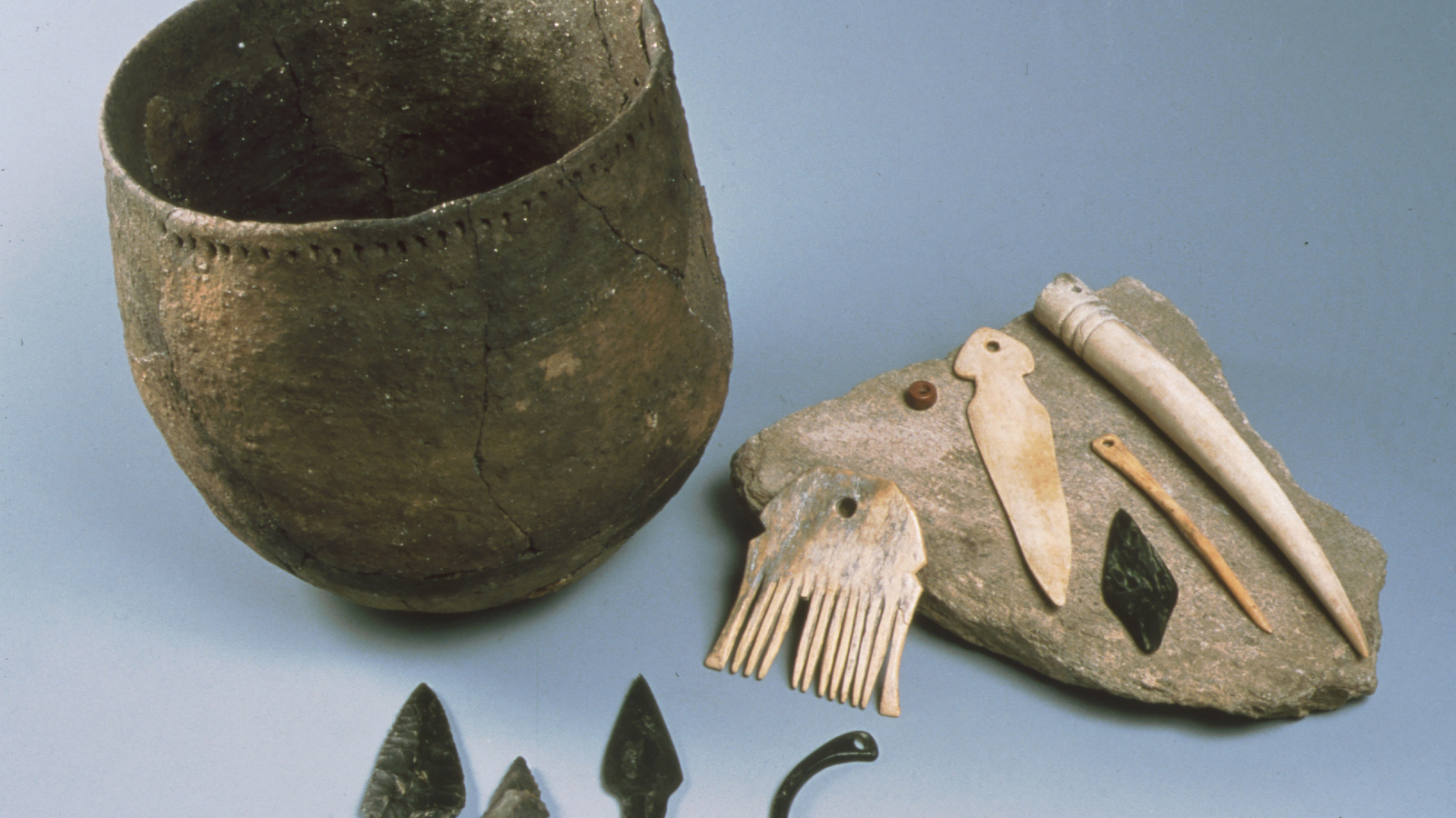 Céramique, peigne en bois de cerf et pointes du flèches du Néolithique